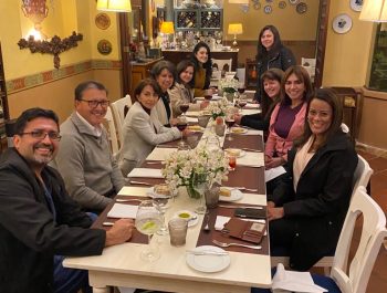 Varios miembros de la sociedad compartiendo agradables momentos en una cena.