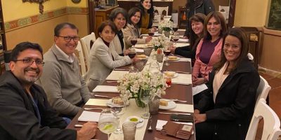 Varios miembros de la sociedad compartiendo agradables momentos en una cena.